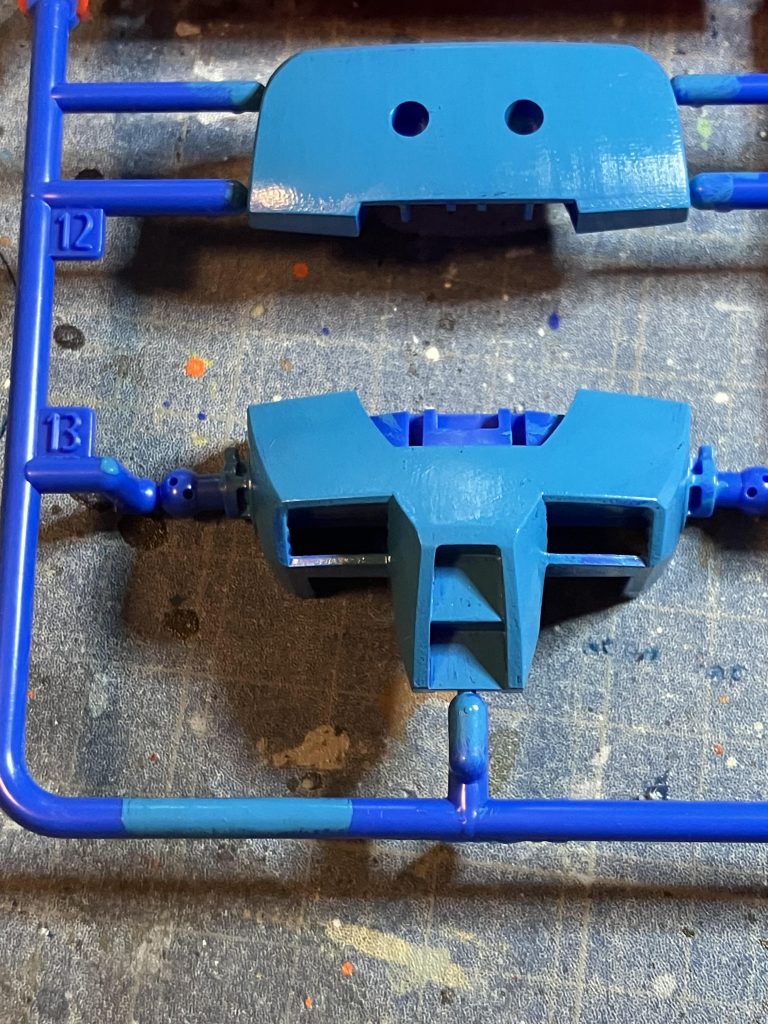 組んだ写真だと分かりづらいですが実際塗ると、けっこう淡いブルーです