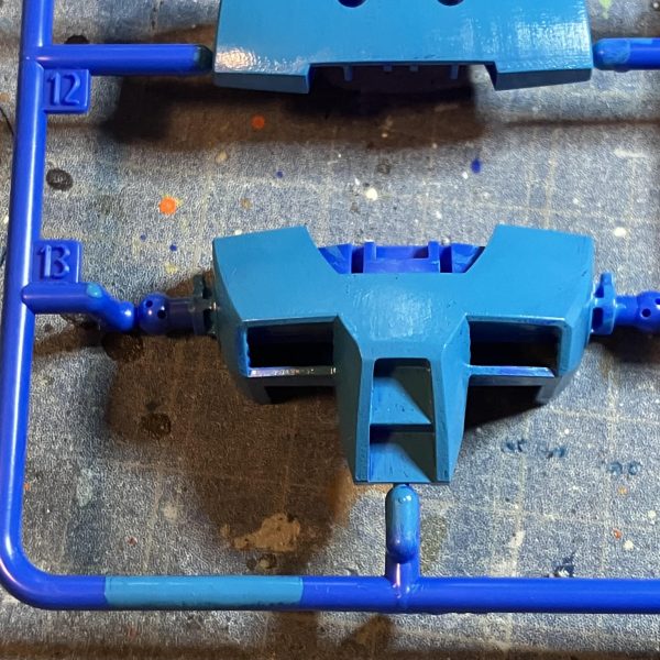 すこし前に行った安彦良和、描く人展で買った「安彦良和の色調」でランナー塗りしてみたよ筆塗り、直塗り、溶剤の臭いがするからベランダで塗りました乾燥が早くて色がぜんぜん伸びないの(T ^ T) &nbsp;笑&nbsp;（3枚目）