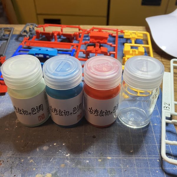 すこし前に行った安彦良和、描く人展で買った「安彦良和の色調」でランナー塗りしてみたよ筆塗り、直塗り、溶剤の臭いがするからベランダで塗りました乾燥が早くて色がぜんぜん伸びないの(T ^ T) &nbsp;笑&nbsp;（2枚目）