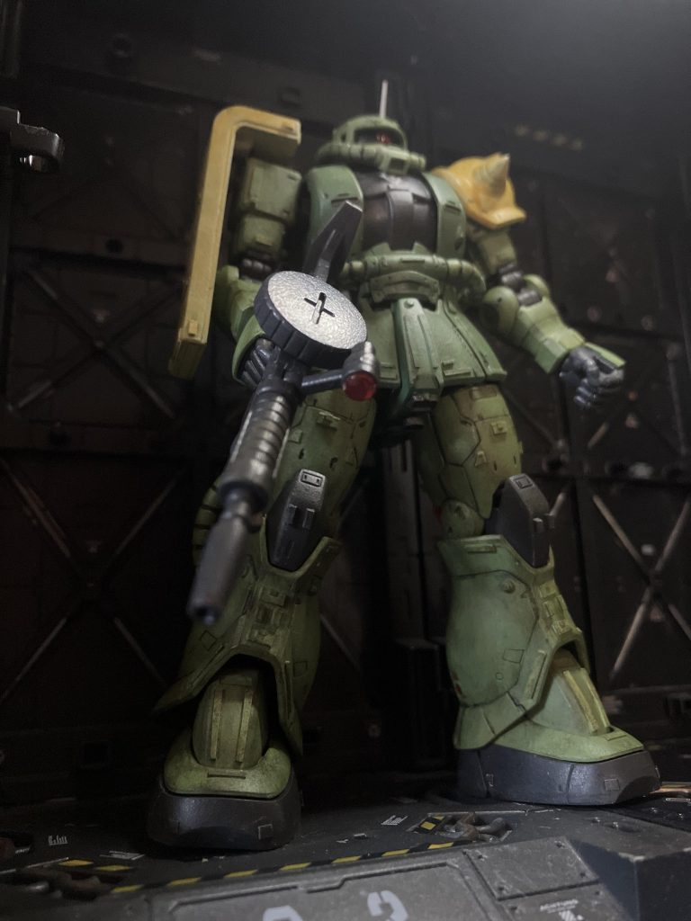 肩が黄色に塗られているのは、まだ訓練兵であったブラウンが、はぐれない様に塗られた設定になっています