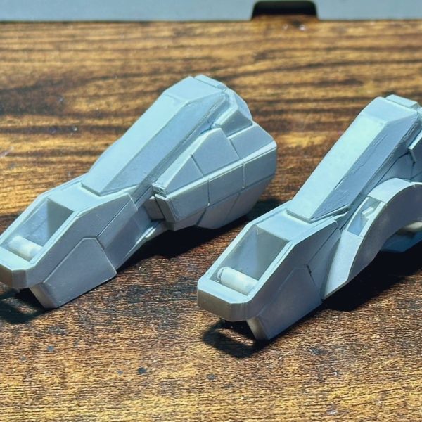 まずは足回りからプラ板の箱組みで製作開始。ガンタンク旧キットから履帯とか動輪、転輪が流用出来ないか検討したけど、デザインやサイズが合わなかったので断念してフルスクラッチの覚悟を決めた。腰ブロックの円筒はエポパテを芯にしてプラ板で加工、ふんどしは後々のサスペンション可動範囲調整のため、取り外し出来るように接続加工しておく。ジョイント部分は関節技を使用。（3枚目）