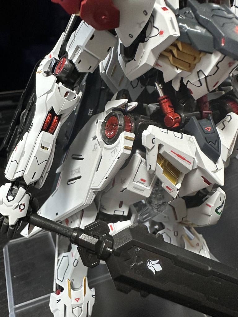 ポイントは、ガンダムマーカーロイヤルメタレッド、イエローゴールド、シルバーを部分塗装で使ったことです。