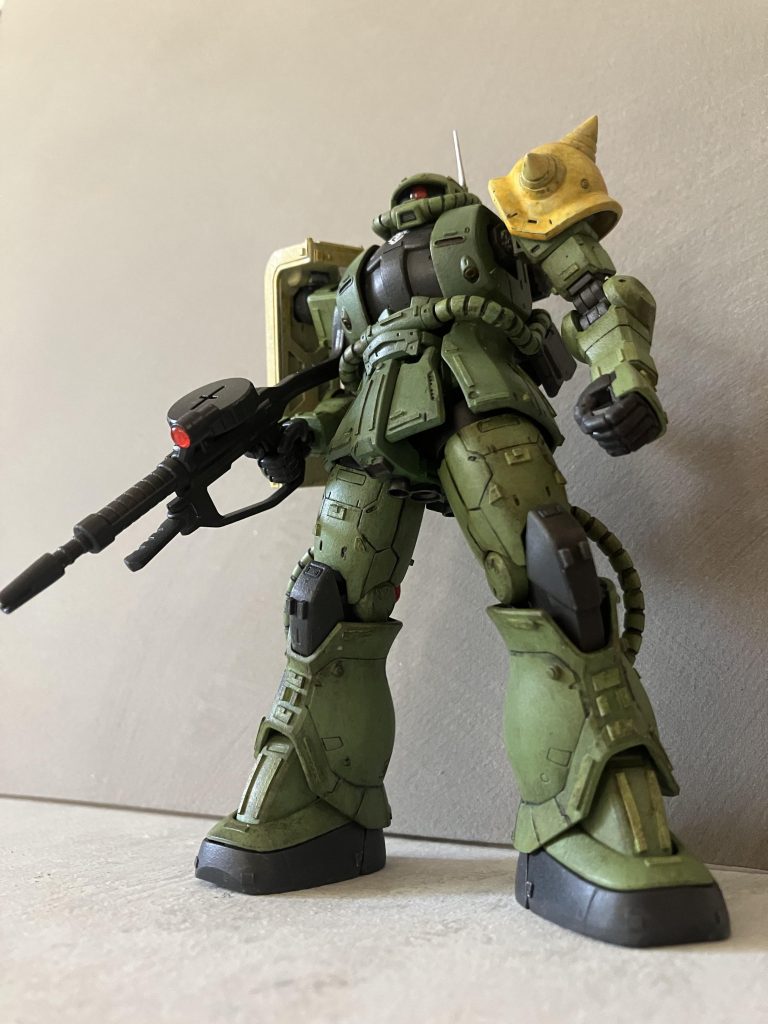 筋彫りをやらないので情報量を上げるためにプラ板貼りをしています塗料、今回はシタデルを使ってみましたベースを塗ってレイヤー塗ってますまた水性ウェザリングペイントでエッジ部分にドライブラシを描けてます