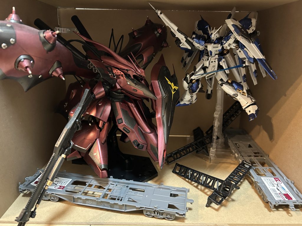 百均でMDFボードを買って箱を作ります。サイズはだいたい450×300×300賑やかしに貨物列車の土台みたいなやつと、よくあるあの柱を使ってます。