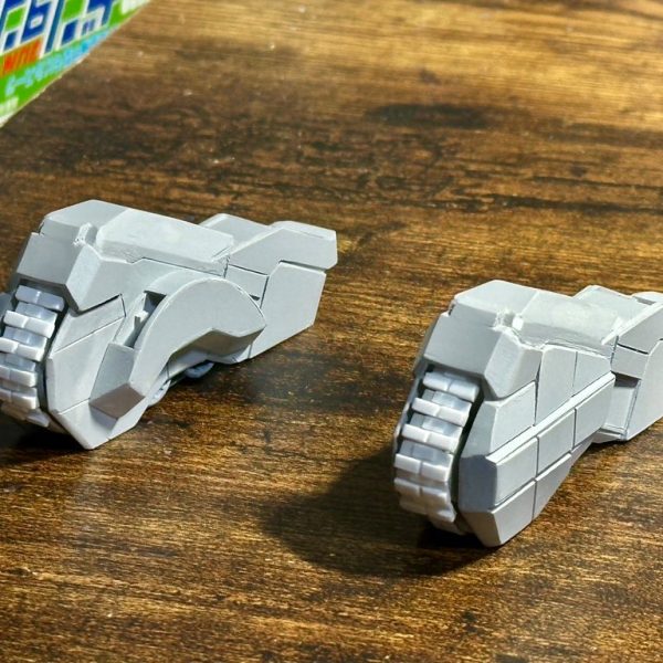 まずは足回りからプラ板の箱組みで製作開始。ガンタンク旧キットから履帯とか動輪、転輪が流用出来ないか検討したけど、デザインやサイズが合わなかったので断念してフルスクラッチの覚悟を決めた。腰ブロックの円筒はエポパテを芯にしてプラ板で加工、ふんどしは後々のサスペンション可動範囲調整のため、取り外し出来るように接続加工しておく。ジョイント部分は関節技を使用。（4枚目）