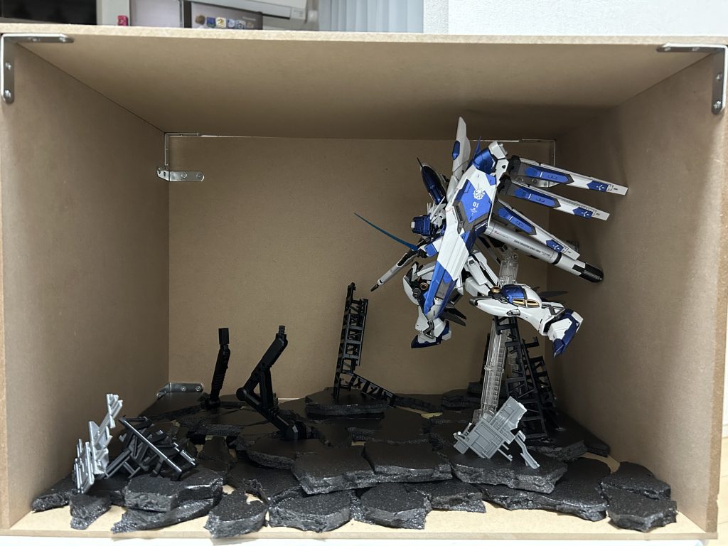 スチレンボードを適当に割って敷き詰めます。岩っぽいけどこの亀裂は水のない宇宙で侵食のような表現になるのが嫌だったので