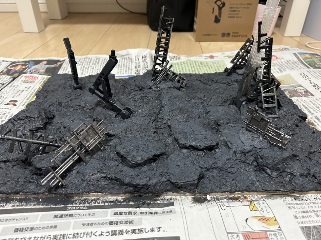 紙粘土を上から全体的に被せてアルミホイルを押し当ててテクスチャ表現を施しそれっぽく着色。プラ材はガンメタとウェザリングを施しておきます。エアブラシだったらすぐにできるんだろうなと思い永遠に筆でペタペタ