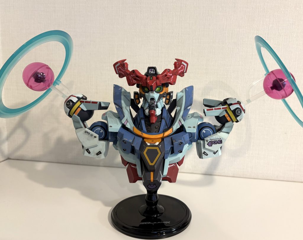 エッジもシャープに立っていて見応えがある造形ですし、幅は30cmくらいあってボリューム満点です。それだけに、もう少し情報量を増やしても良いかなと思い、あちらこちらにメタルピンを埋め込みました。