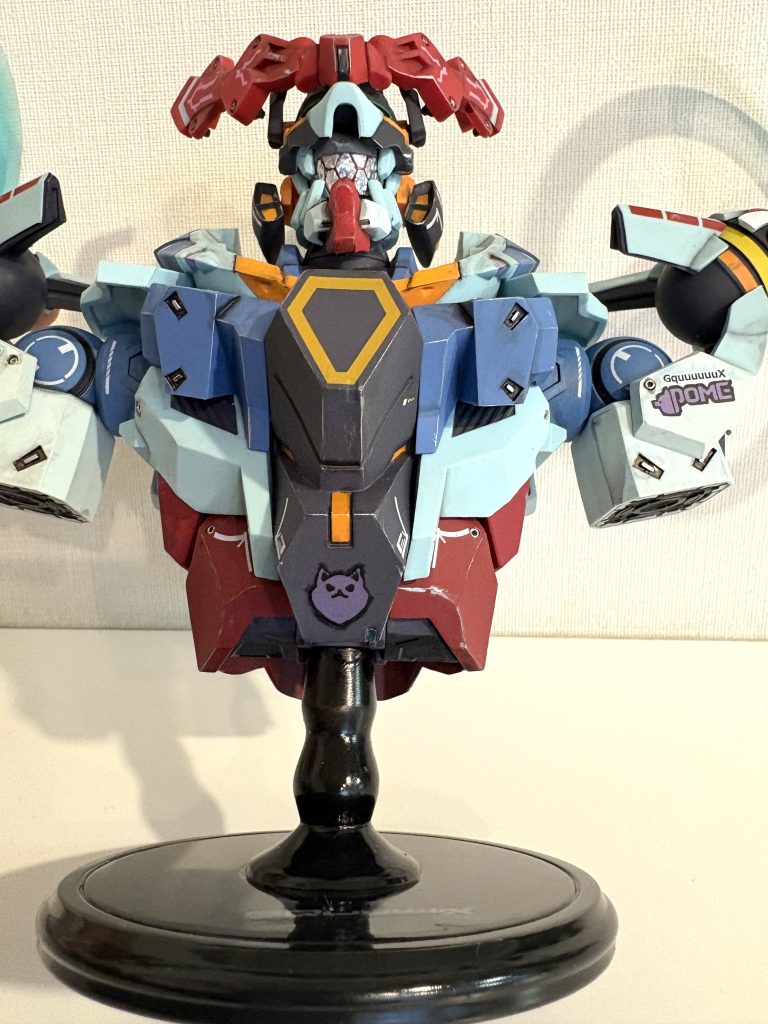 デカールも自作してみました。お腹と左肩には、自作のポメラニアンズの、台座には「GQuuuuuuX」のロゴデカールを貼りました。その他は市販のデカールです。