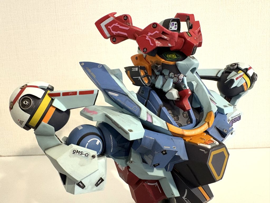 襟元のオレンジ色部分は、スジボリ追加して内側に面積を増やしています。口の中には100均のホログラムテープをカットして貼りましたが、あまり目立ちませんね。