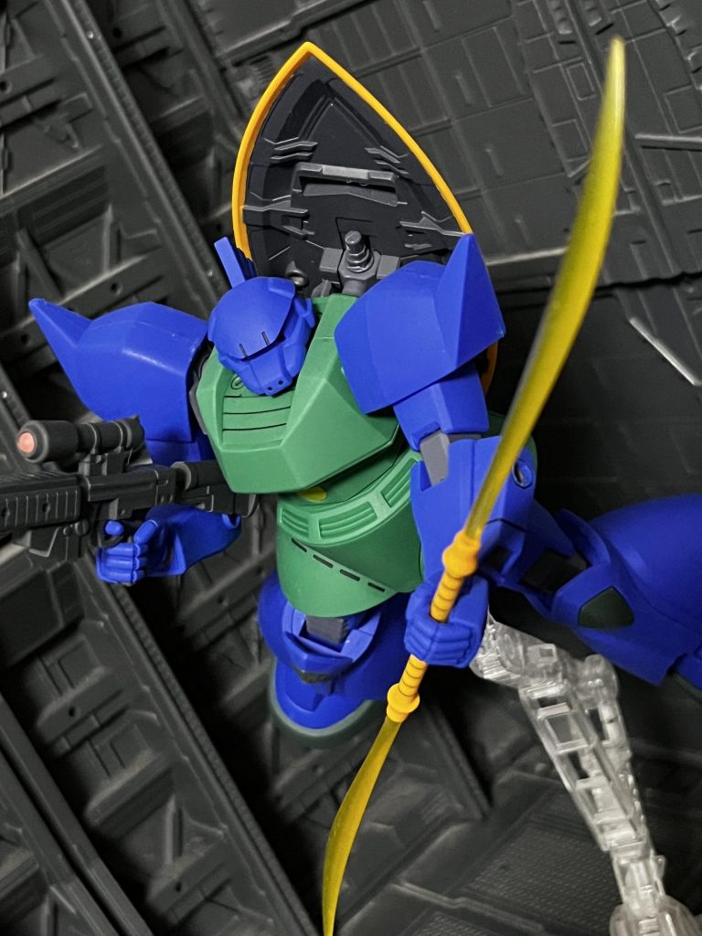 装備はビームライフル、ビームナギナタ、シールドと通常ゲルググの装備、そのほか試作型ロングビームライフルも装備されている。ちなみにナギナタのビーム形状はサーベルタイプにもなるそうな