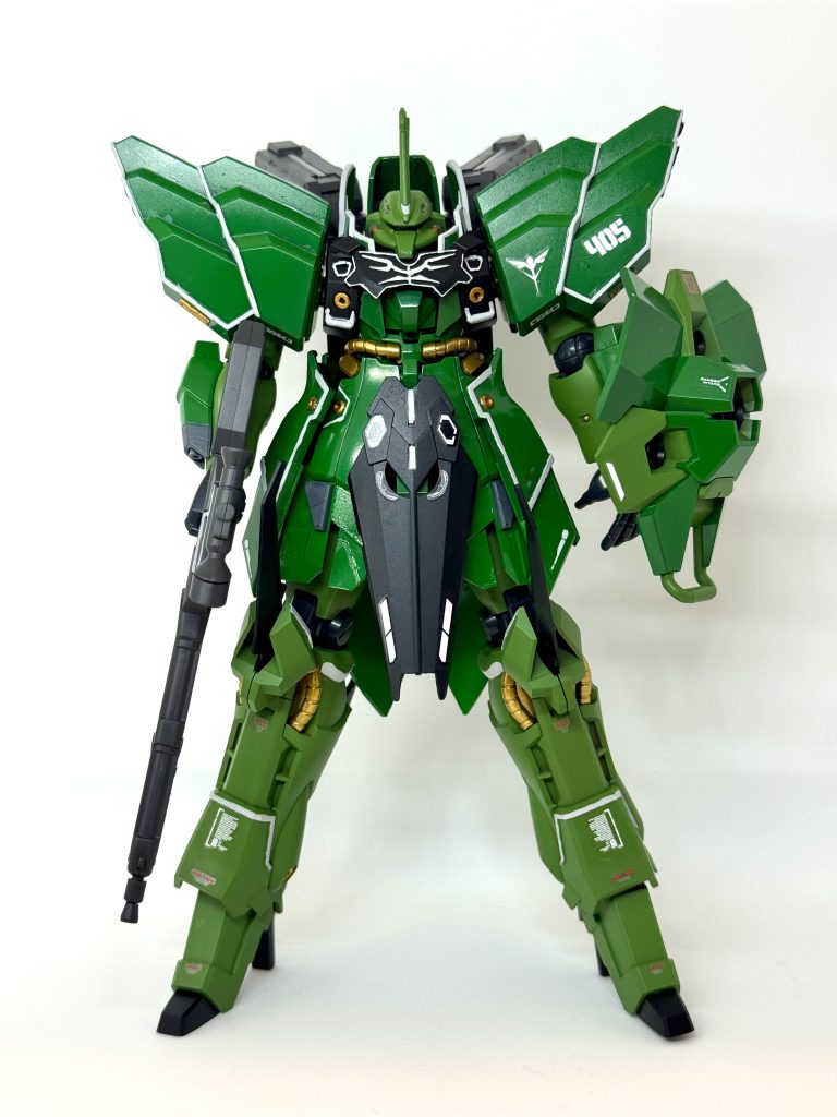 基本はローゼンズールで、頭部と腕部はHGゲルググJをミキシング。腰部アーマーはミニスカートみたいで嫌だったので、プラバンなどで延長しました。いい感じで袴みたいな感じになりました。