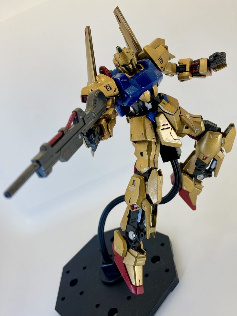 華奢な機体にも関わらずシールドを装備していないところがクワトロ専用機らしくて良いですね。