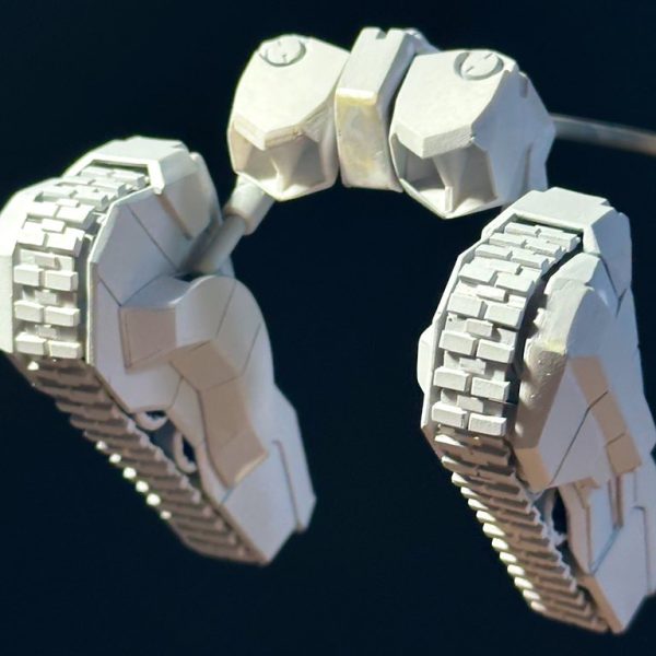 フロントアーマーとリアアーマーをプラ板で箱組み。プラパイプでサスペンションを作成してフロントアーマーと足回りを接続した。フロントアーマーは組んだ後でなんかイメージが違ったので、この後一回り大きめに作り直した。（3枚目）