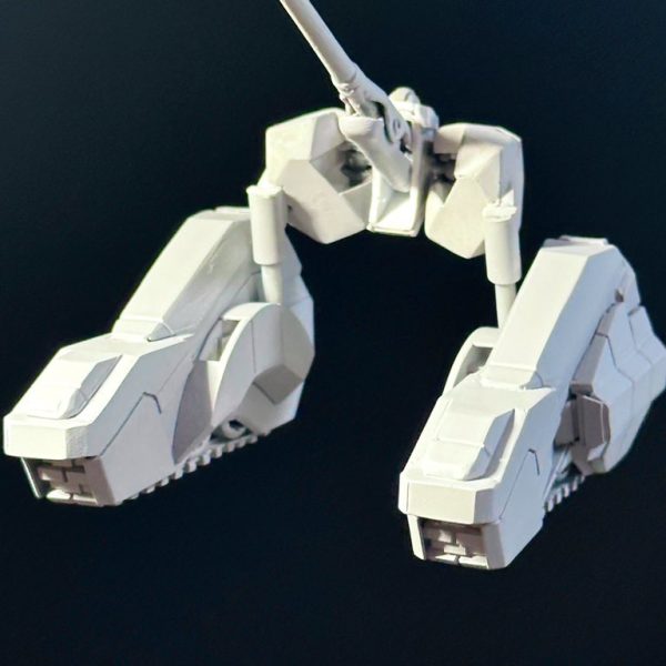 フロントアーマーとリアアーマーをプラ板で箱組み。プラパイプでサスペンションを作成してフロントアーマーと足回りを接続した。フロントアーマーは組んだ後でなんかイメージが違ったので、この後一回り大きめに作り直した。（4枚目）