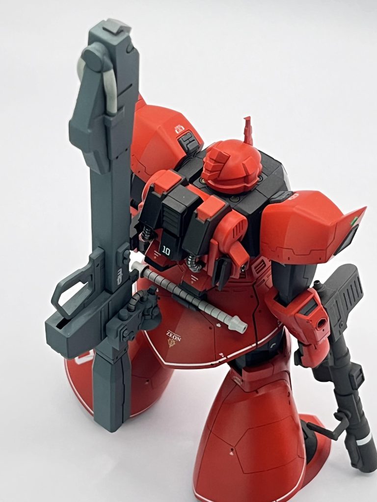 バズーカの接続はKPS製のオプションパーツセットを使いました。ビームライフルの方は色々試した結果、クサビ型にしたプラ板に挟む形に。塗膜も問題なしです。