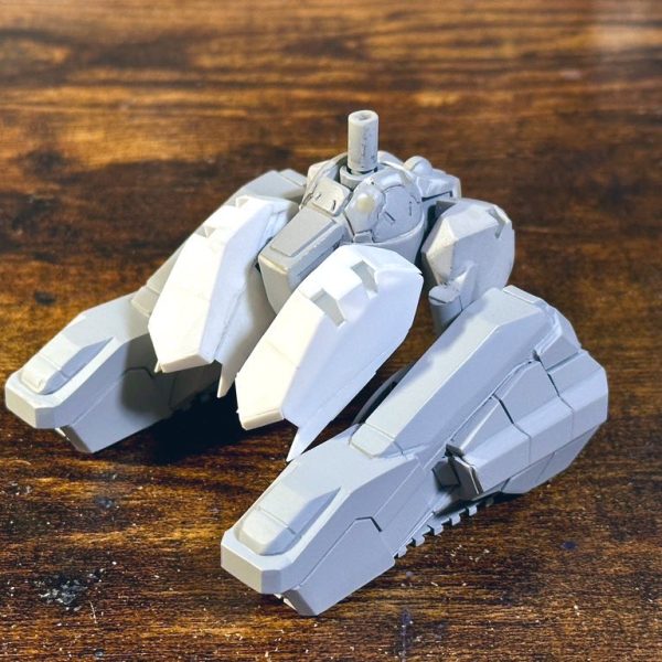 フロントアーマーとリアアーマーをプラ板で箱組み。プラパイプでサスペンションを作成してフロントアーマーと足回りを接続した。フロントアーマーは組んだ後でなんかイメージが違ったので、この後一回り大きめに作り直した。（2枚目）