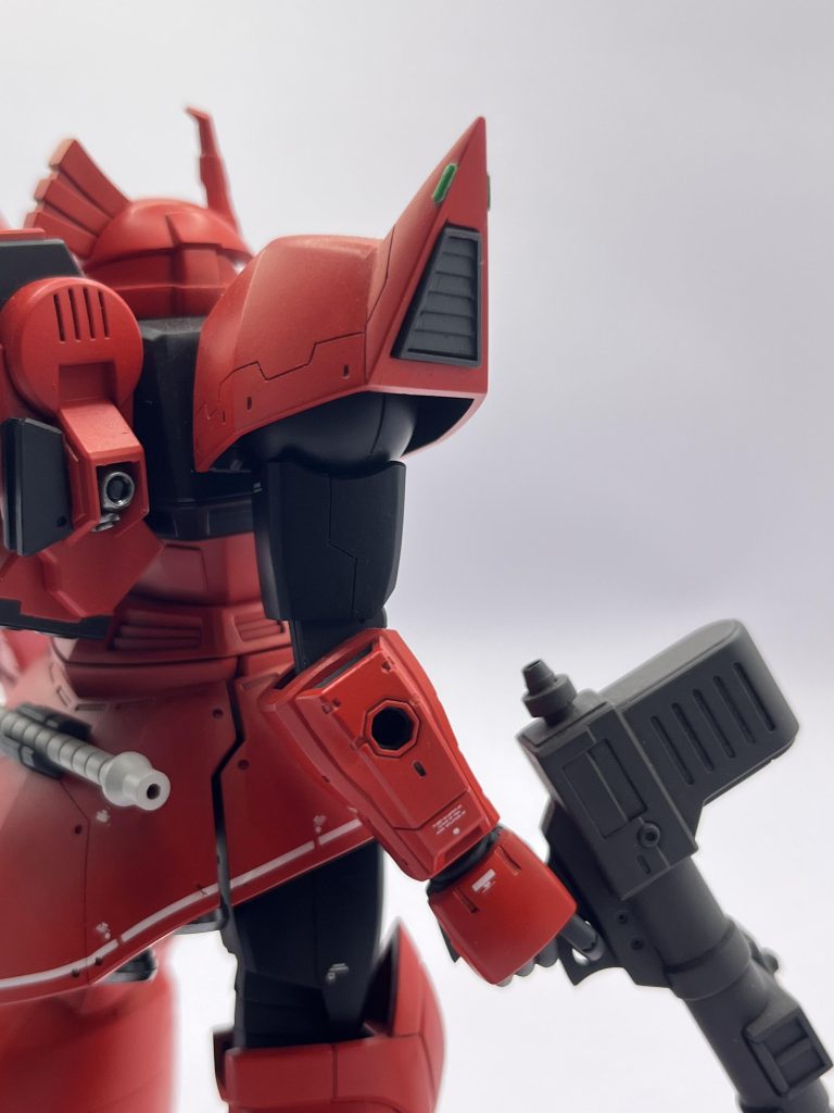 ゲルググ の肩のスラスターは自分の中では憧れのディテールです。市販パーツや他のゲルググ キットから流用しても角度やサイズが合わなかったりで、これまで技術的に作れず諦めていました。今回パーツの分割も良く、エバーグリーン製のプラ板をプラ角棒で囲んでテーパーつけたりとがんばりました。一段低くして厚みを抑えています。