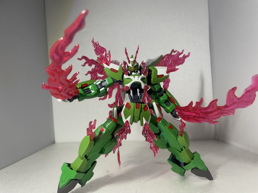 ヒートブレードヒートナイフにリアクターとエネルギータンクの化学反応によって起きた赤い炎を纏わせた武器。普段の赤熱化させた温度よりも更に上昇し、MSのナノラミネートアーマーを断つことは出来ないが表面の加工を熱で溶かし、次の斬撃で叩き切ることが可能。