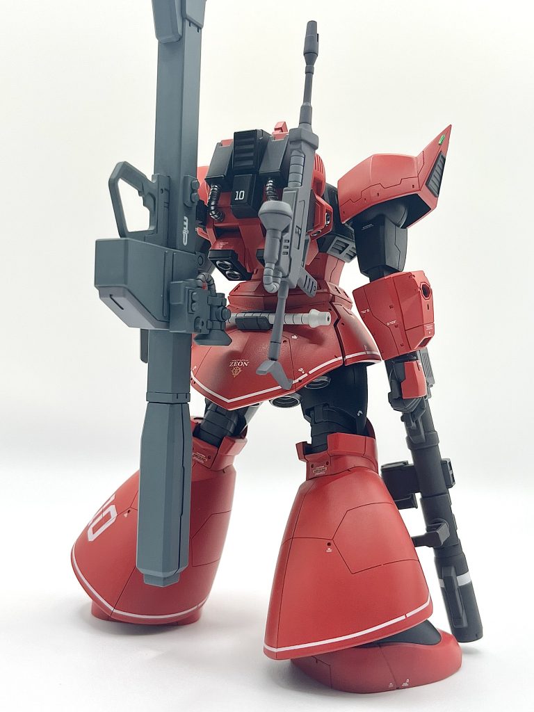 高機動型ザクに乗っている時点でジャイアントバズを担いでいますので、乗機がレベルアップしたら武装もレベルアップという事でビームバズーカを持たせてみました。取り回しが大変であろうと考えバックラーシールドにしています。