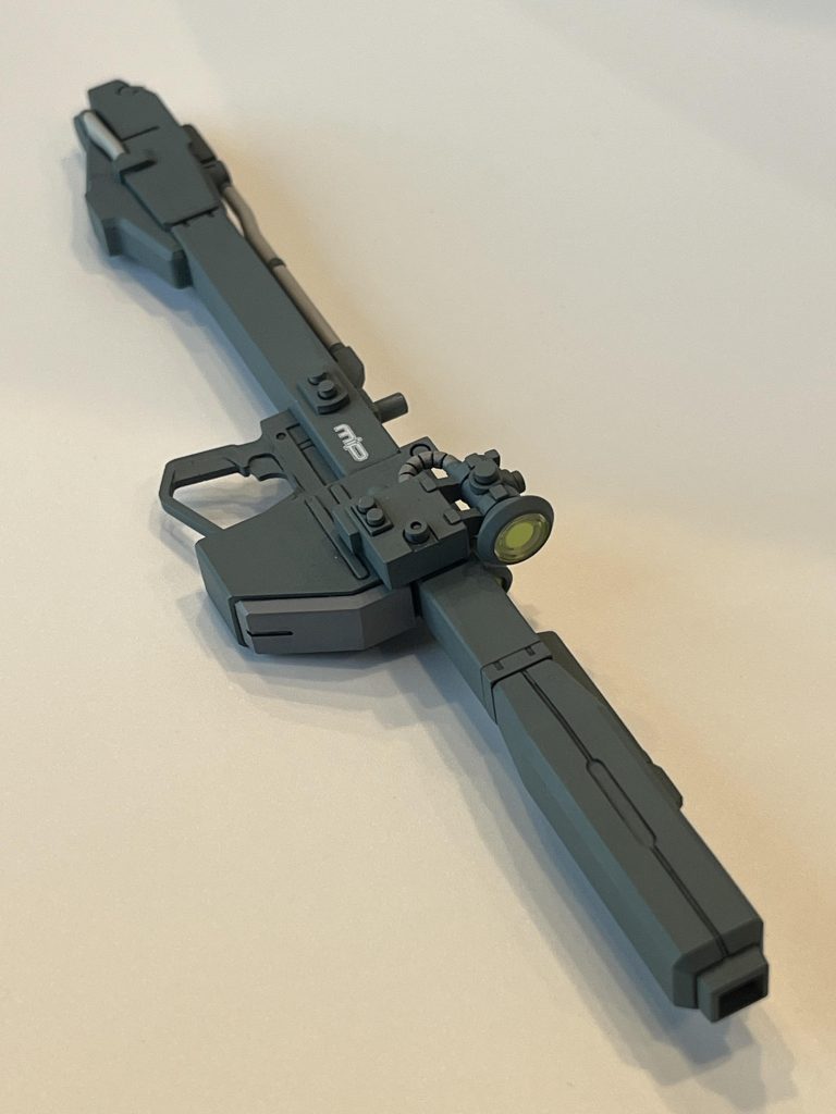 これまで1/144のゲルググ&nbsp;関係のキットはどれも今ひとつの印象で、これも買って5年以上放置していました。他の方の作例をお手本に取り組みましたが、肩軸詰めと胴体延長だけでもプロポーションがぐっと良くなりますね。