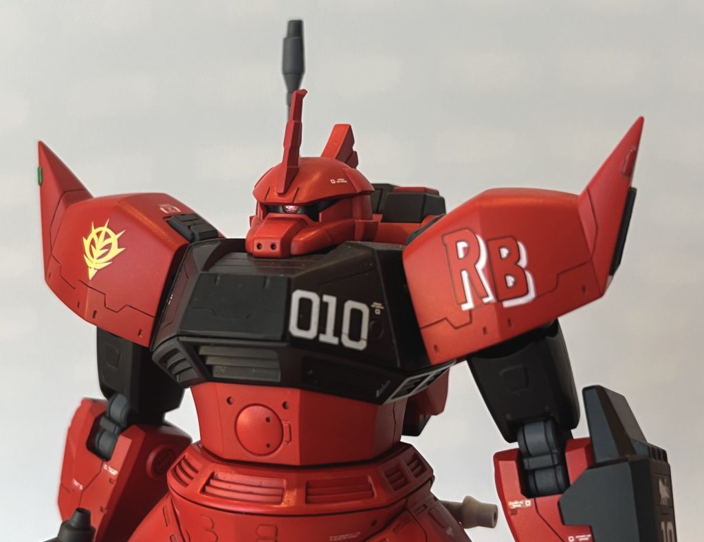 眼は少しだけ狭く。