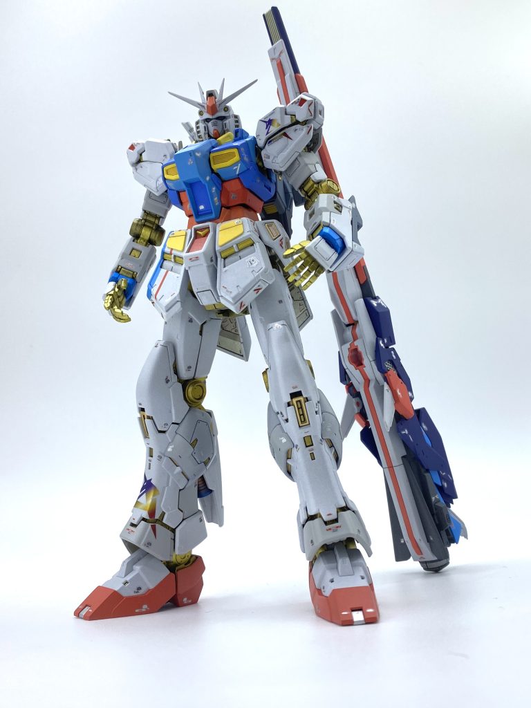 福岡νガンダムと言えばこのポーズ。決してカッコ良いポーズではないけども、現地のνガンダムを下から見上げた時のインパクトは中々のものでした。