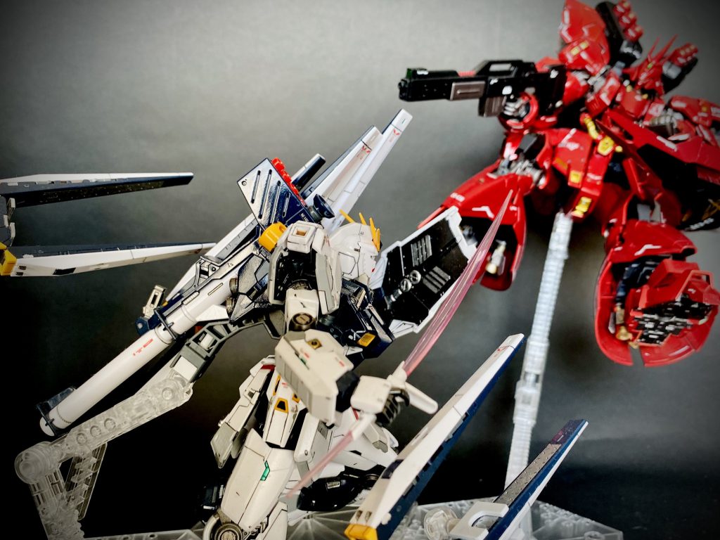 １／144スケールとはいえ、機体が大きい+ファンネルを展開しているので背景を組むのがが大変でした。