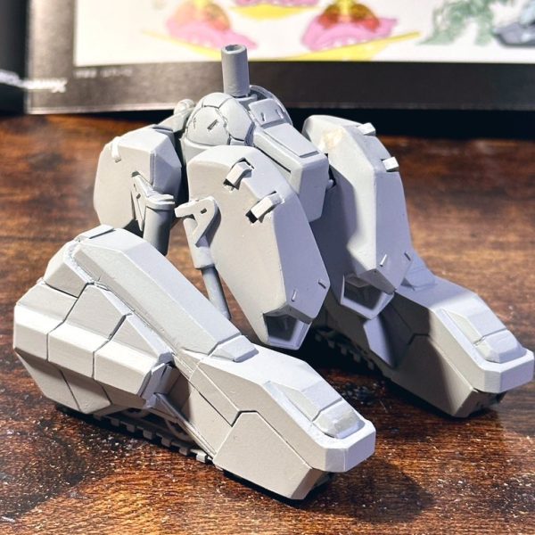 フロントアーマーを大型化、リアアーマーのサスペンションをプラパイプで接続した。リフトアップ状態を確認して問題なさそうだったので、上半身の製作に入る。プラ板を芯にしてディテールアップする形で設定画に近づけていく。　レールガンの基部兼弾倉？はプラパイプを芯にしてプラ板を円筒形に並べ、エポパテで成形した。（3枚目）