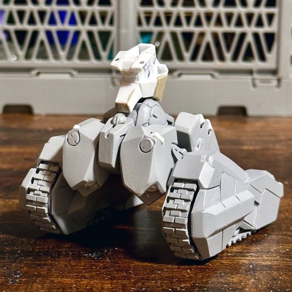 フロントアーマーを大型化、リアアーマーのサスペンションをプラパイプで接続した。リフトアップ状態を確認して問題なさそうだったので、上半身の製作に入る。プラ板を芯にしてディテールアップする形で設定画に近づけていく。　レールガンの基部兼弾倉？はプラパイプを芯にしてプラ板を円筒形に並べ、エポパテで成形した。（4枚目）