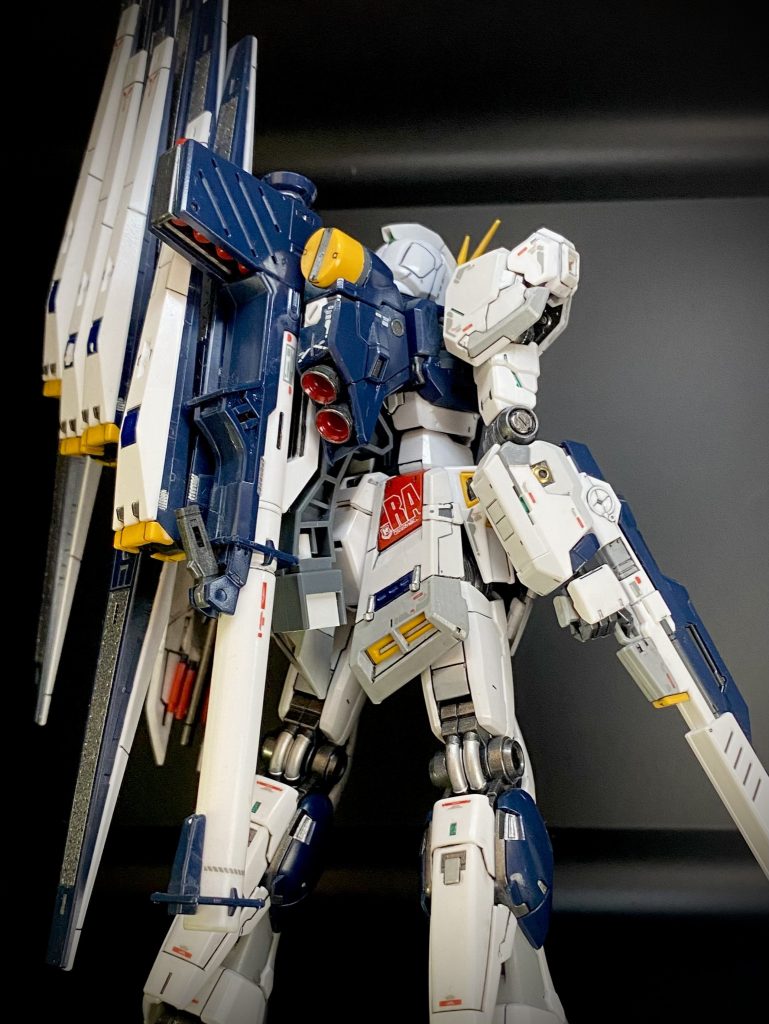 プラモデル作成の経験が浅く、加工は見真似で部分塗装を施した程度ですが、さすがRGですね。こんな私の技術でもそこそこの雰囲気が出ました。