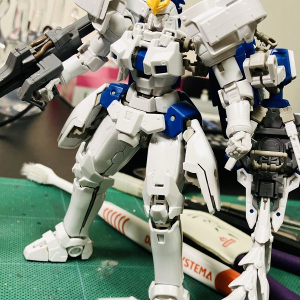 リアルグレードはトールギスIII、純白の清潔感溢れる貴賓に満ちたモビルスーツ🥰が❗️最近の私にはもうメタリックマーカーやらメタルパーツの中毒なので純粋なトールギス好きの方には申し訳ないくらい元の良さを置いていきそうです😬とりあえずは仮組みして、加工ポイントのチェック、、そうか！ココで関節やらの写真を残しておけば作成中に塗装忘れがなくせますね🥴たまに、完全に隠れて見えない所にもマーカーしてますし😅💦（6枚目）