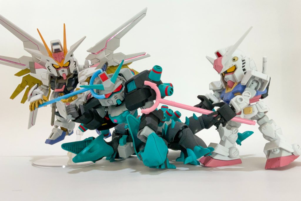 【９月・討伐】ゲスト：BB戦士 デビルガンダム　９月感を出すのに何をしたらいいのか分からなかったため季節とは関係ないものになりました。SDCSガンダムを投稿した際に淡い色使いがちいかわ、ハチワレ、ウサギのカラーっぽいなぁと感じたので「ちいかわガンダム」と名付けてランナーから作った刺股を持たせていて、これも以前投稿したデビルガンダムを討伐対象のモンスターと見立てて対決させました。まったく独りよがりの設定なので趣旨が伝わっていなかったと思います・・・