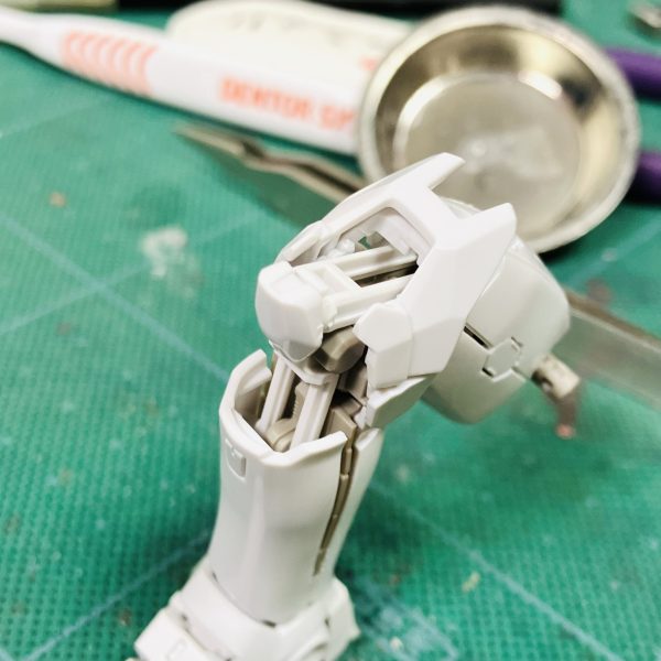 リアルグレードはトールギスIII、純白の清潔感溢れる貴賓に満ちたモビルスーツ🥰が❗️最近の私にはもうメタリックマーカーやらメタルパーツの中毒なので純粋なトールギス好きの方には申し訳ないくらい元の良さを置いていきそうです😬とりあえずは仮組みして、加工ポイントのチェック、、そうか！ココで関節やらの写真を残しておけば作成中に塗装忘れがなくせますね🥴たまに、完全に隠れて見えない所にもマーカーしてますし😅💦（3枚目）