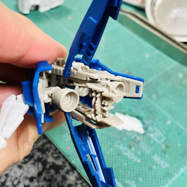 リアルグレードはトールギスIII、純白の清潔感溢れる貴賓に満ちたモビルスーツ🥰が❗️最近の私にはもうメタリックマーカーやらメタルパーツの中毒なので純粋なトールギス好きの方には申し訳ないくらい元の良さを置いていきそうです😬とりあえずは仮組みして、加工ポイントのチェック、、そうか！ココで関節やらの写真を残しておけば作成中に塗装忘れがなくせますね🥴たまに、完全に隠れて見えない所にもマーカーしてますし😅💦（5枚目）