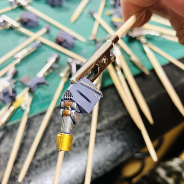 リーベンヴォルフ、いつもながらガーラリーを中心にメタリックマーカー部分のみ先に処理して乾燥時間を長い目に😉　特にトップコートの時に、要マスキング箇所は☝️🥰ちょっと派手でも全身に施せば数や暴力で違和感はなくなるんだという根拠のない自信😬やっぱりガーレリのフレッシュゴールドは良き👍　シュナイダーのメッキもようやく慣れてきました🥴しかしいつもながら肉眼では、オッ良い感じ❗️って思うんですがガンスタに上げてアップにするとるかなり粗い😅💦　出来上がりは、またあまり気にならなくなるんですが🥳（4枚目）