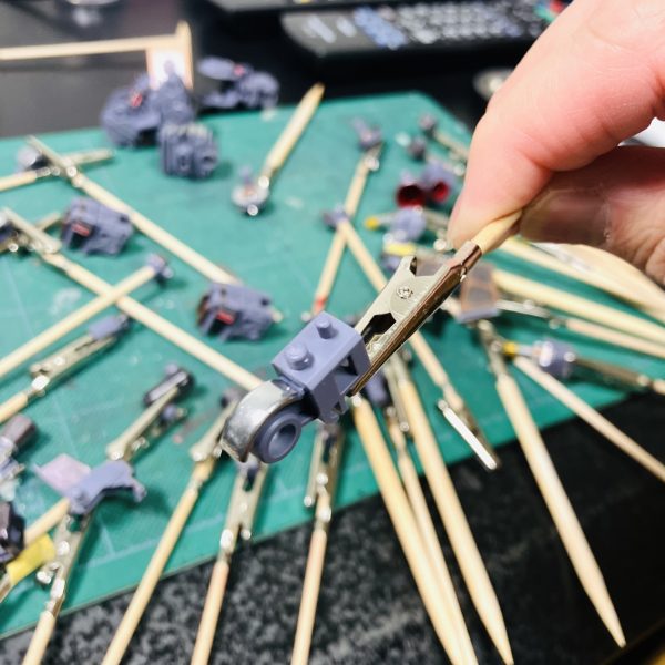 リーベンヴォルフ、いつもながらガーラリーを中心にメタリックマーカー部分のみ先に処理して乾燥時間を長い目に😉　特にトップコートの時に、要マスキング箇所は☝️🥰ちょっと派手でも全身に施せば数や暴力で違和感はなくなるんだという根拠のない自信😬やっぱりガーレリのフレッシュゴールドは良き👍　シュナイダーのメッキもようやく慣れてきました🥴しかしいつもながら肉眼では、オッ良い感じ❗️って思うんですがガンスタに上げてアップにするとるかなり粗い😅💦　出来上がりは、またあまり気にならなくなるんですが🥳（2枚目）