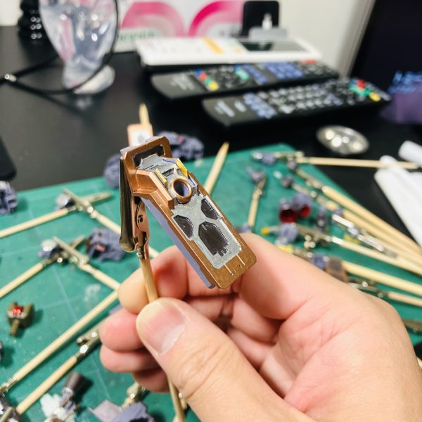 リーベンヴォルフ、いつもながらガーラリーを中心にメタリックマーカー部分のみ先に処理して乾燥時間を長い目に😉　特にトップコートの時に、要マスキング箇所は☝️🥰ちょっと派手でも全身に施せば数や暴力で違和感はなくなるんだという根拠のない自信😬やっぱりガーレリのフレッシュゴールドは良き👍　シュナイダーのメッキもようやく慣れてきました🥴しかしいつもながら肉眼では、オッ良い感じ❗️って思うんですがガンスタに上げてアップにするとるかなり粗い😅💦　出来上がりは、またあまり気にならなくなるんですが🥳（3枚目）