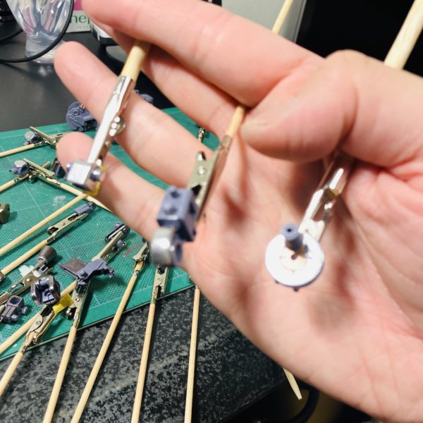 リーベンヴォルフ、いつもながらガーラリーを中心にメタリックマーカー部分のみ先に処理して乾燥時間を長い目に😉　特にトップコートの時に、要マスキング箇所は☝️🥰ちょっと派手でも全身に施せば数や暴力で違和感はなくなるんだという根拠のない自信😬やっぱりガーレリのフレッシュゴールドは良き👍　シュナイダーのメッキもようやく慣れてきました🥴しかしいつもながら肉眼では、オッ良い感じ❗️って思うんですがガンスタに上げてアップにするとるかなり粗い😅💦　出来上がりは、またあまり気にならなくなるんですが🥳（5枚目）