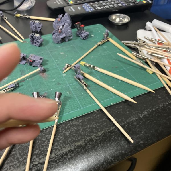 HGリーベンヴォルフ、A.O.Zより参戦です🤩 ドーベンウルフの系譜らしい力強いフォルムが素敵🥰🉑接続可能なシナンジュのプロペラントタンクをジャンク品で入手できたまでは良かったのですが、(ヅダの)対艦砲がなかなか見つからず悩んでいたところ、よく考えたらヅダは作ってましたね😅というわけで📷撮影中は拝借しましょう🥳👍 あとは、例によってメタリックマーカーの乾燥時間⏰を確保するためにも初手はお決まり😉ポリキャップなしで巨大を支えるためか、なかなかタイトな作り😬 一度組むとバラすのに破損しそうなギチギチ感ですね🤣(というわけで手で支えてます🥳)(5枚目)