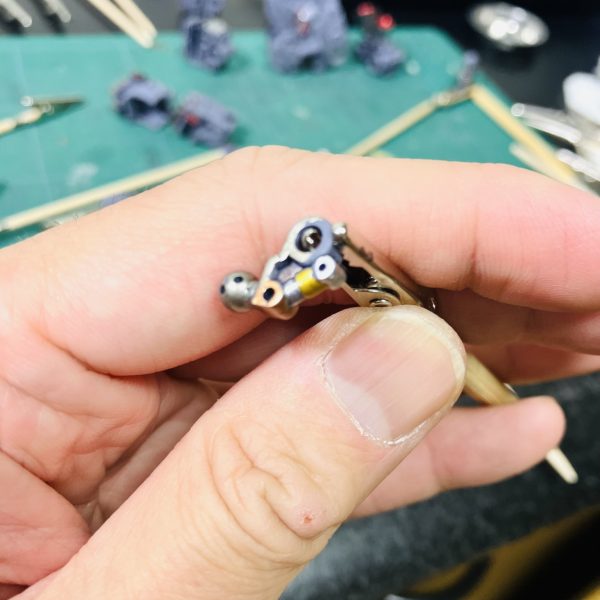 リーベンヴォルフ、いつもながらガーラリーを中心にメタリックマーカー部分のみ先に処理して乾燥時間を長い目に😉　特にトップコートの時に、要マスキング箇所は☝️🥰ちょっと派手でも全身に施せば数や暴力で違和感はなくなるんだという根拠のない自信😬やっぱりガーレリのフレッシュゴールドは良き👍　シュナイダーのメッキもようやく慣れてきました🥴しかしいつもながら肉眼では、オッ良い感じ❗️って思うんですがガンスタに上げてアップにするとるかなり粗い😅💦　出来上がりは、またあまり気にならなくなるんですが🥳（6枚目）