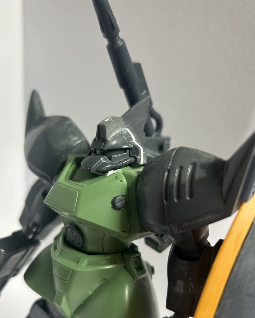 頭部。１ミリ幅増しして、頭頂部にゲルググキャノンのセンサーを増設しました。胴体。基本的にディテールアップくらい。