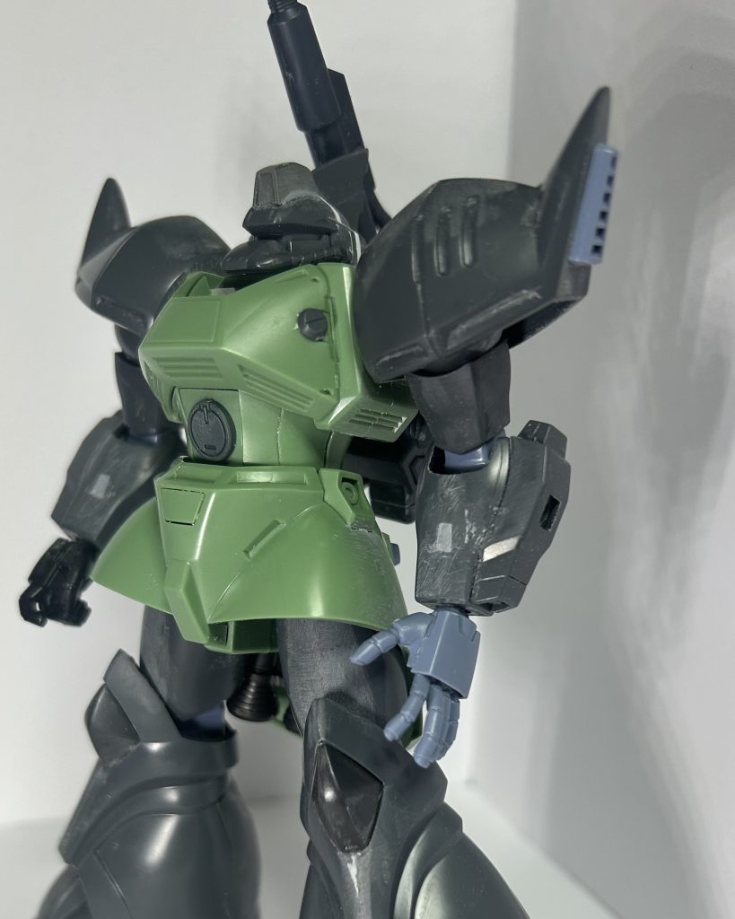 腕部。特に何も…腕のアポジモーターを埋めたくらいです。…ど真ん中にパーティングラインが走っていて消すのが面倒だったのだ…！この写真では変わっていませんが、手はカスタムハンドに変えました。腰部。胴体との接続部で１ミリ嵩上げしました。あと、スカート内のスラスターをゲルググのものに変更しました。