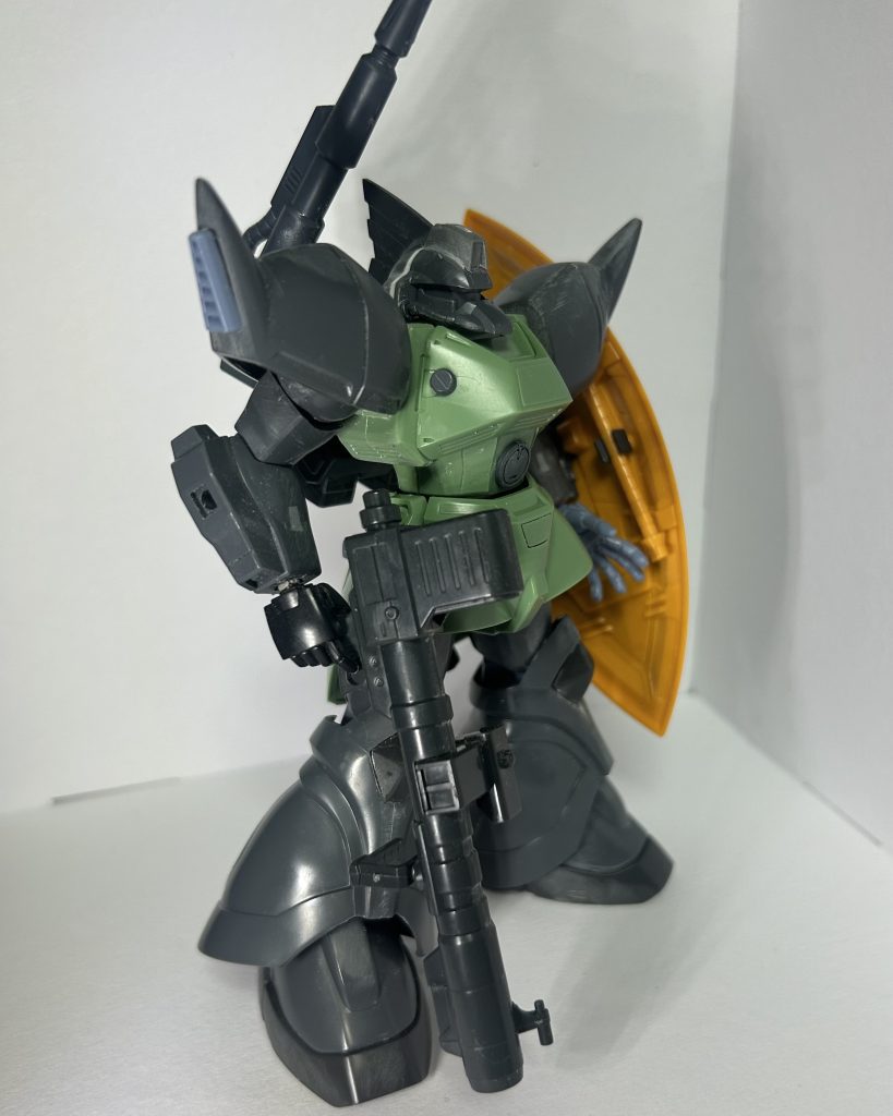 武装。手持ち武器にジョニー・ライデンのやつに付いてるロケットバズーカ。シールドは、正規部隊感を出す為本家ゲルググの大型シールドにしました。