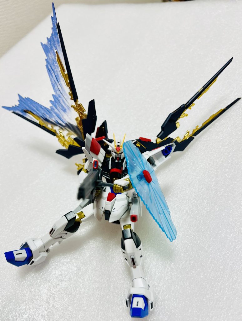 ポージングいじってたらウィングと台座のピンがぽっくり折れました(´；ω；｀)なので?劇中のストライク撃ちを再現😅💦浮かせて展示できひん。