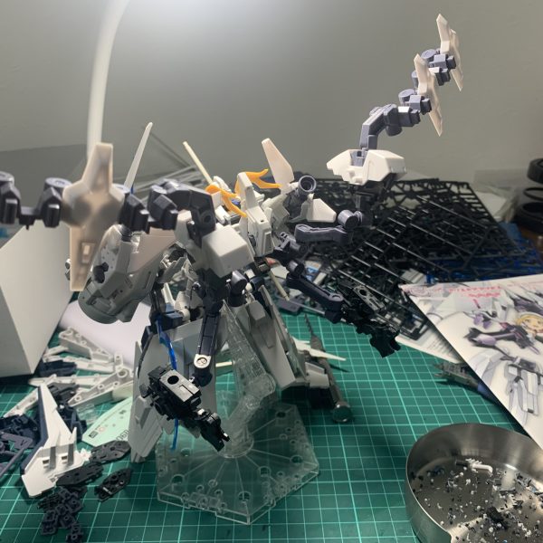 皆様 今年もよろしくお願い申し上げます！・EXPO2025 1/144 RX-78F00/E ガンダム (EX-001 グラスフェザー装備)・HG 1/144 ナラティブガンダム A装備・HG メカニクス 1/550 RX-78GP03 デンドロビウム・オプションパーツセット ガンプラ 05&nbsp;・麒麟丸・カスタマイズウェポンズ(エネルギー武装)・メタモルフォーゼユニット エクスアーマー ホワイトイーグル・メガミデバイス アリス・ギア・アイギス Expansion 高幡 のどかのミキシングです。方向性が定りません😭設定、カラーリングはまだ未定です。コレが完成したら五大神刀を予定してます🙇付録でSEIRYUU、BYAKKO、SUZAKU、GENBUの画像を並べて編集してみました（2枚目）