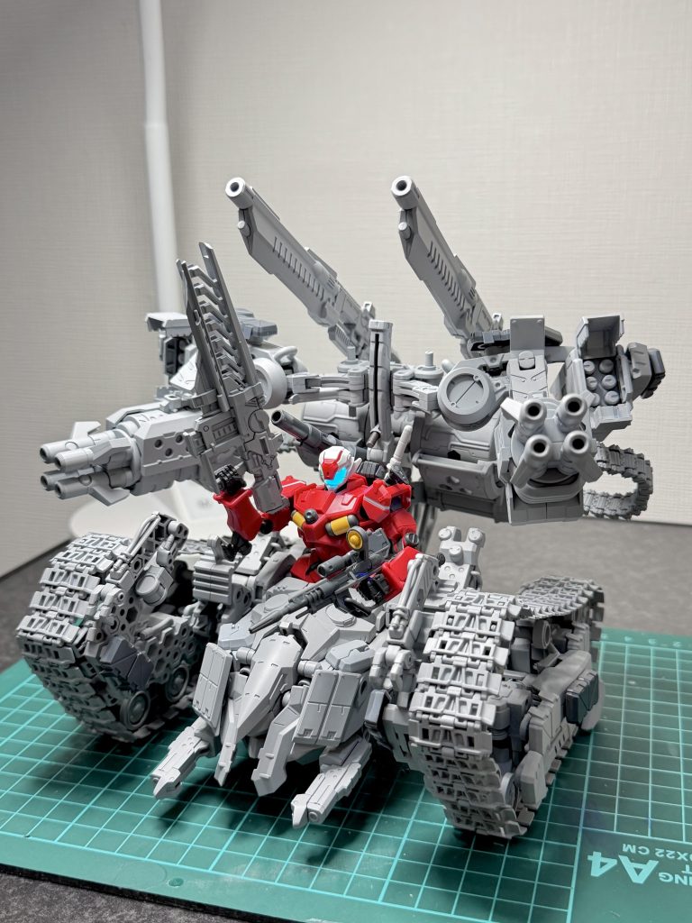 上半身だけでHG2体ぶんくらい重いのに中心を3mm軸一本で支える暴挙に出たら案の定撮影中に砕けました( ◜◡◝ )なので3mm真鍮線で背骨を後付けで建造しています🤣w以上です、ありがとうございました！