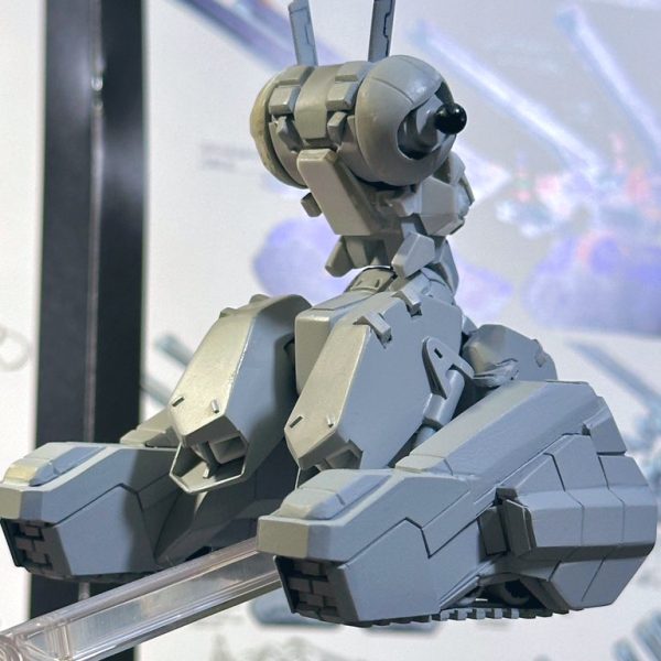 上半身の細かい部分をプラ板とエポパテで成形。頭部はプラ板を積層して大まかな形を作った。レールガン基部の細かいディテールも同様に加工、レールガンはプラパイプを芯にしてプラ板で成形した。（2枚目）