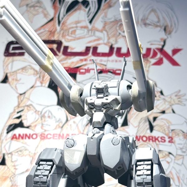 上半身の細かい部分をプラ板とエポパテで成形。頭部はプラ板を積層して大まかな形を作った。レールガン基部の細かいディテールも同様に加工、レールガンはプラパイプを芯にしてプラ板で成形した。（3枚目）