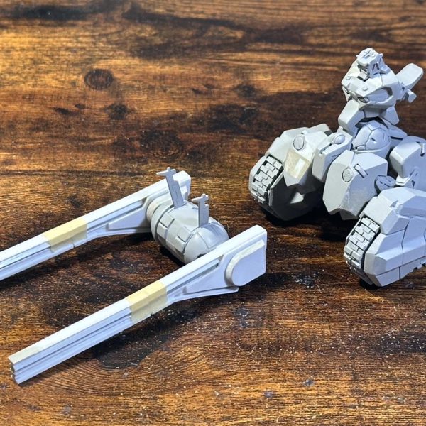 上半身の細かい部分をプラ板とエポパテで成形。頭部はプラ板を積層して大まかな形を作った。レールガン基部の細かいディテールも同様に加工、レールガンはプラパイプを芯にしてプラ板で成形した。（4枚目）